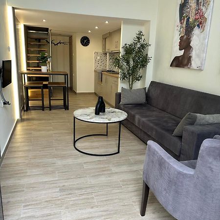 Trainstation Apartment In Thessaloniki Buitenkant foto